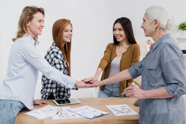 Grupo de mujeres que se apoyan mutuamente