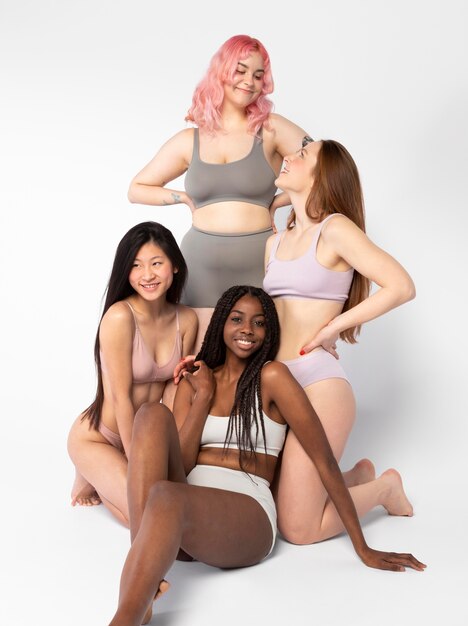 Grupo de mujeres que muestran diferentes tipos de belleza y cuerpos.