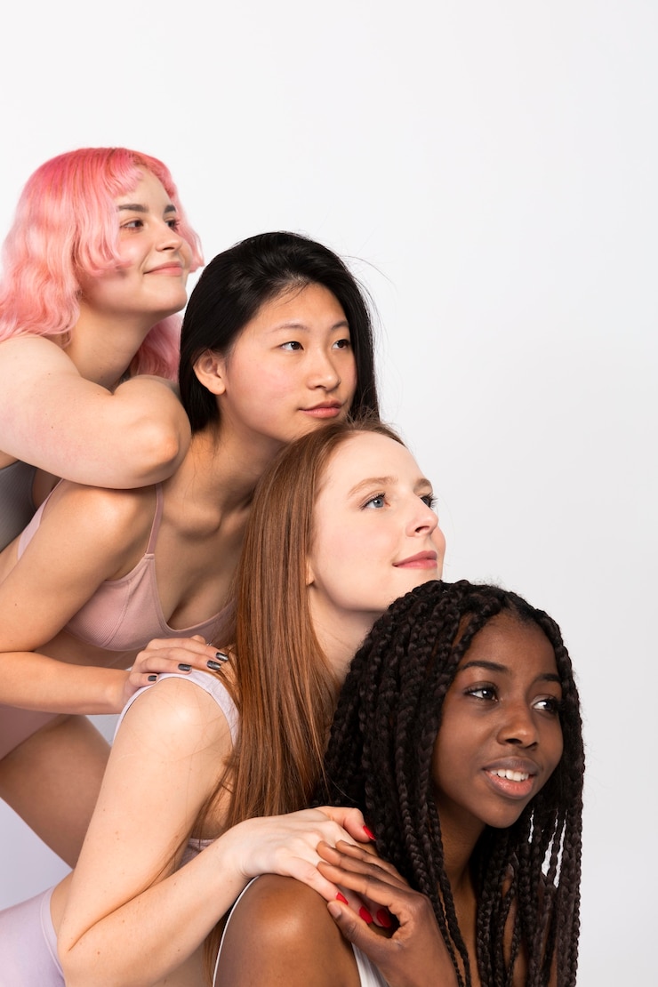 Foto gratuito grupo de mujeres que muestran diferentes tipos de belleza.