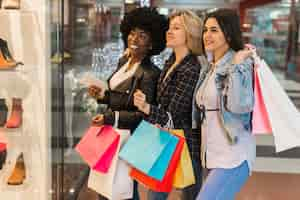 Foto gratuita grupo de mujeres revisando el centro comercial