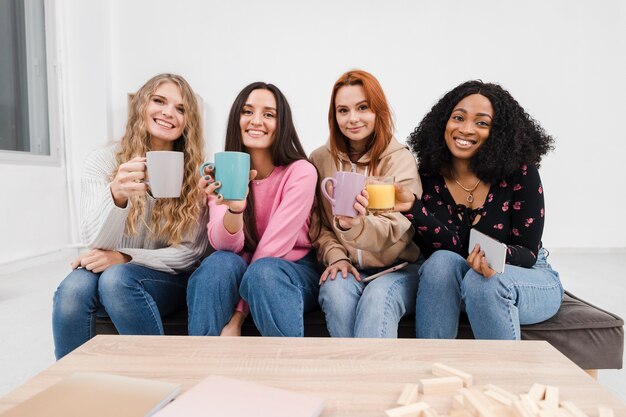 Grupo de mujeres sosteniendo copas