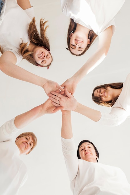 Grupo de mujeres tocando las manos