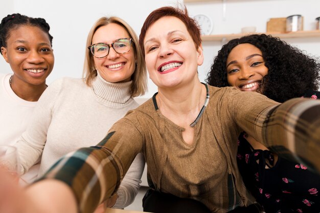 Grupo de mujeres tomando una selfie