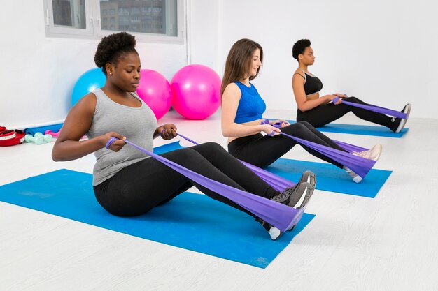 Grupo de mujeres trabajando duro en la clase de fitness