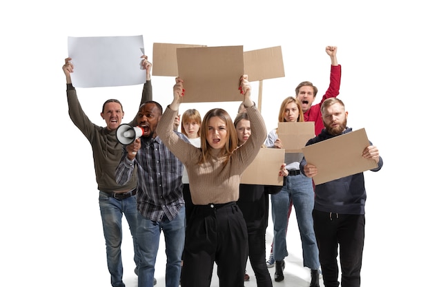 Foto gratuita grupo multicultural emocional de personas gritando mientras sostiene pancartas en blanco sobre blanco