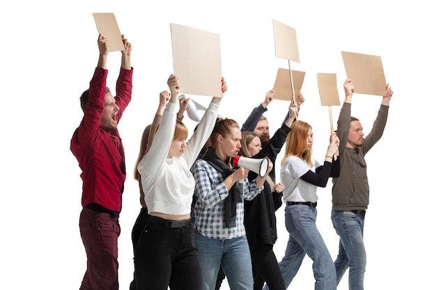 Grupo multicultural emocional de personas gritando mientras sostiene pancartas en blanco sobre blanco