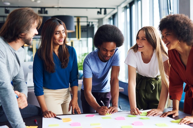 Grupo multiétnico de empresarios compartiendo nuevas ideas