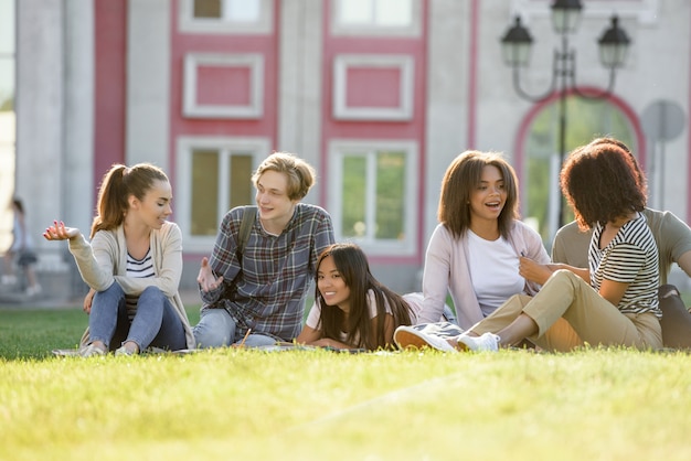 Grupo multiétnico de jóvenes estudiantes concentrados.