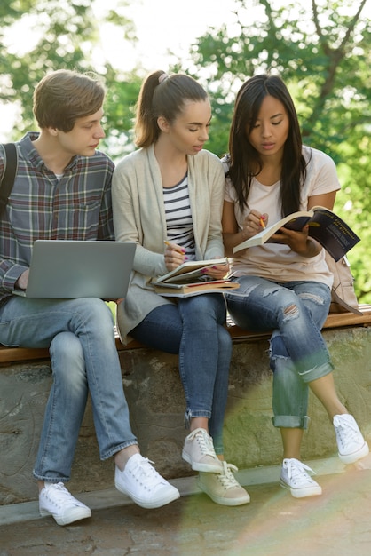 Grupo multiétnico de jóvenes estudiantes concentrados.