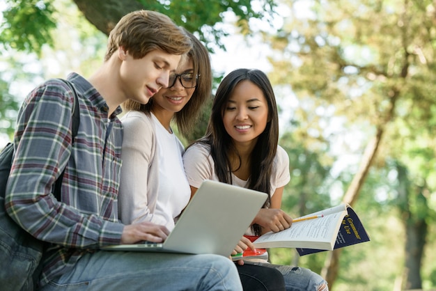 Grupo multiétnico de jóvenes estudiantes concentrados.