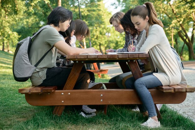 Grupo multiétnico de jóvenes estudiantes felices.