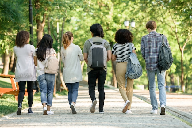 grupo multiétnico de jóvenes estudiantes