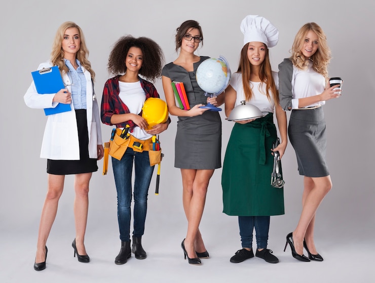 Foto gratuito grupo multiétnico de mujeres con diversas ocupaciones.