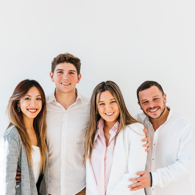 Grupo multirracial de compañeros de trabajo sonrientes.