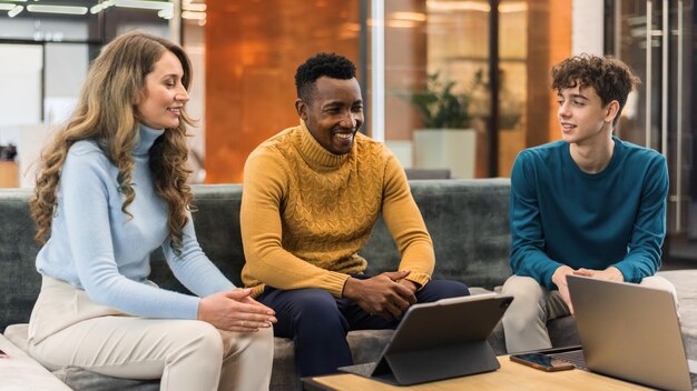 Grupo multirracial de personas discutiendo negocios en una oficina