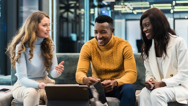 Grupo multirracial de personas discutiendo negocios en una oficina