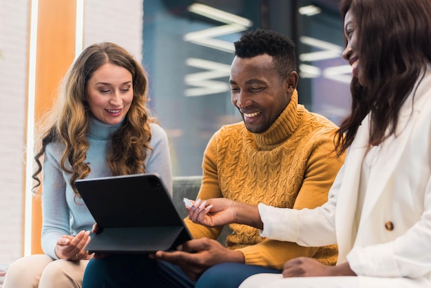 Grupo multirracial de personas discutiendo negocios en una oficina