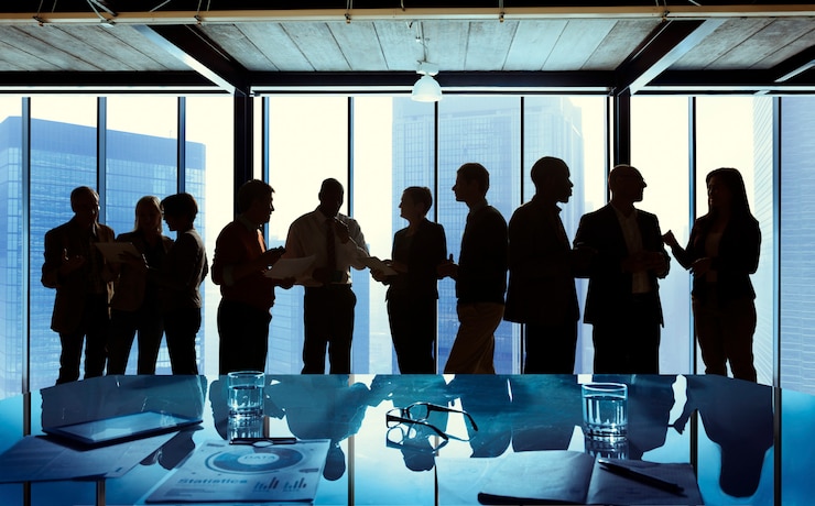 Foto gratuito grupo de negocios hablando en una reunión