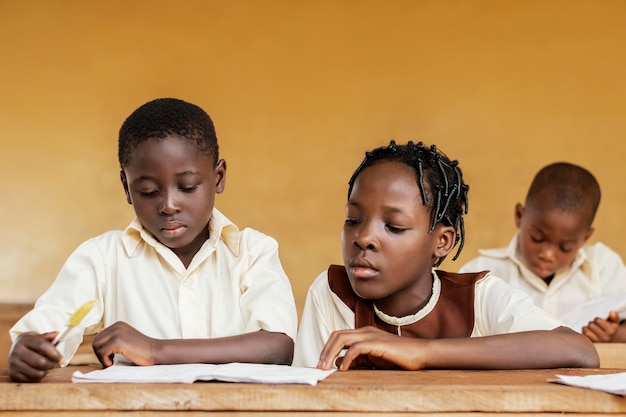 Grupo de niños africanos aprendiendo juntos