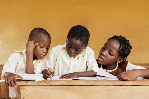 Grupo de niños africanos aprendiendo juntos