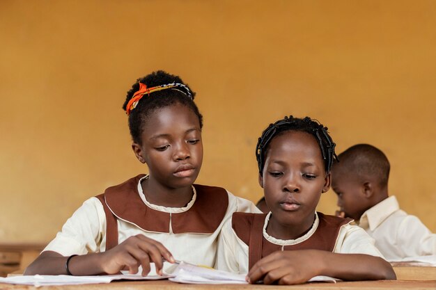 Grupo de niños africanos aprendiendo juntos