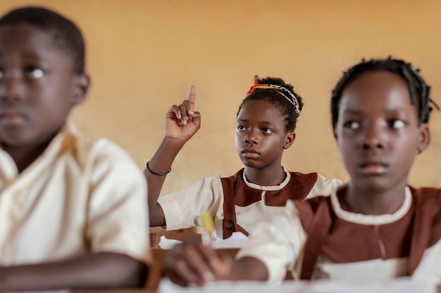 Grupo de niños africanos en el aula