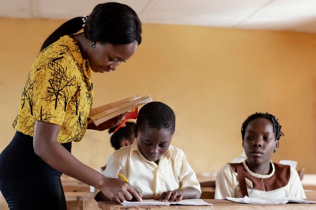 Grupo de niños africanos prestando atención a la clase.