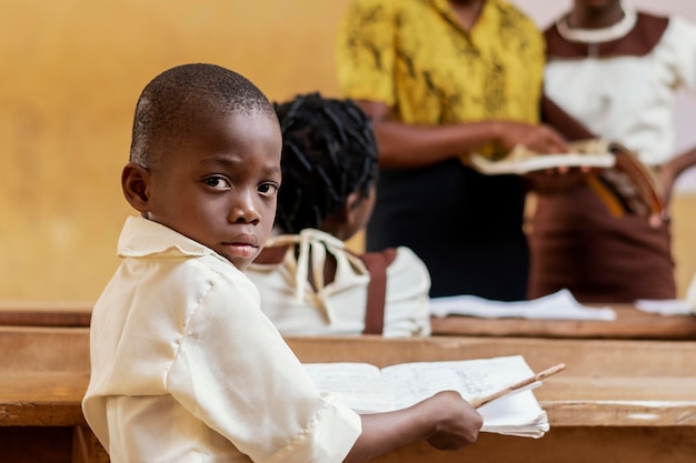 Grupo de niños africanos prestando atención a la clase.