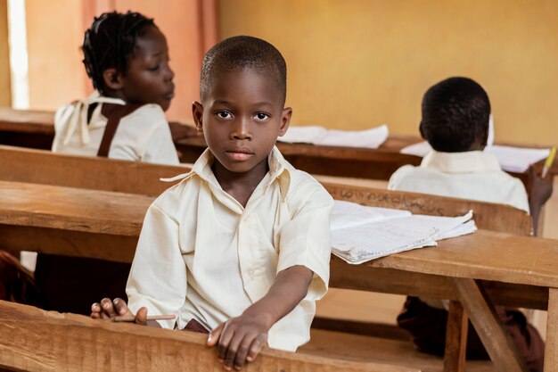 Grupo de niños africanos prestando atención a la clase.
