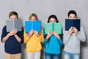 Foto gratuita grupo de niños de alto ángulo con libros