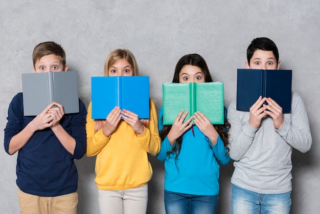 Grupo de niños de alto ángulo con libros