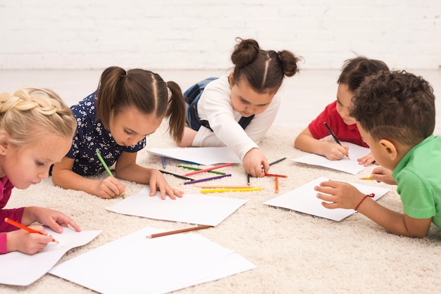 Grupo de niños dibujando