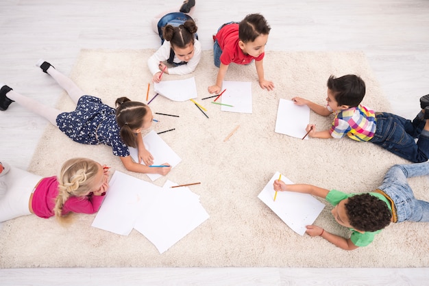 Grupo de niños dibujando