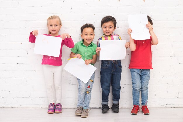 Grupo de niños dibujando