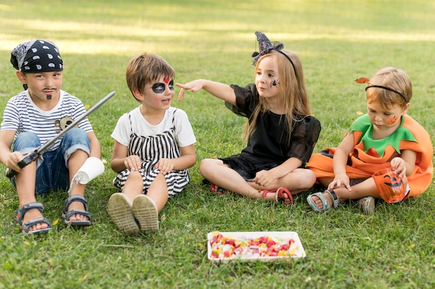 Foto gratuita grupo de niños con disfraces.