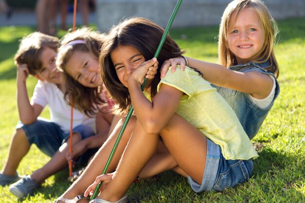 Grupo de niños se divierten en el parque.