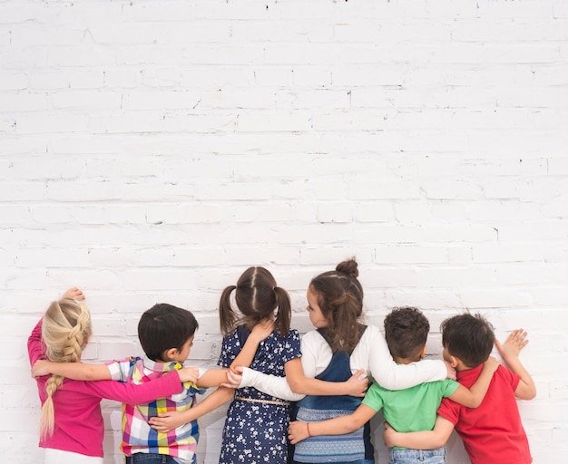 Foto gratuita grupo de niños de espalda