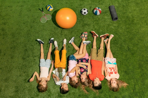 Foto gratuita grupo de niños felices jugando al aire libre