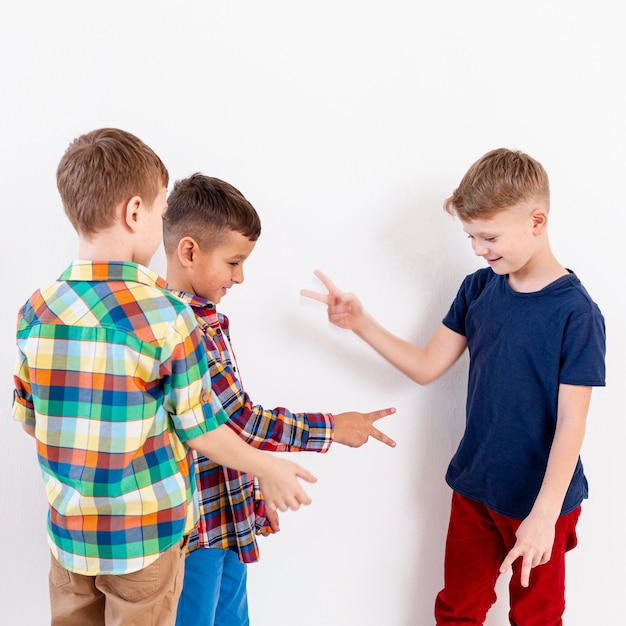 Grupo de niños jugando piedra papel tijera juego