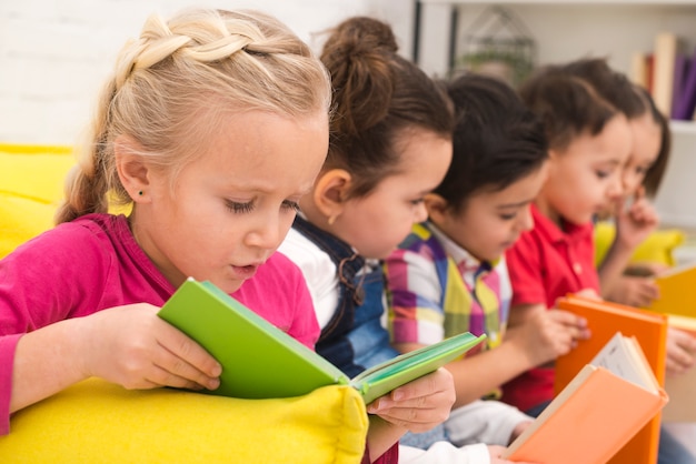 Grupo de niños leyendo libros