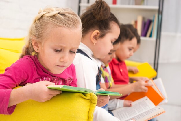 Grupo de niños leyendo libros