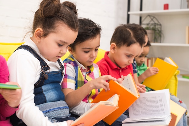 Foto gratuita grupo de niños leyendo libros