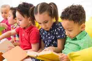 Foto gratuita grupo de niños leyendo libros