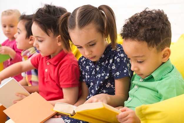 Grupo de niños leyendo libros