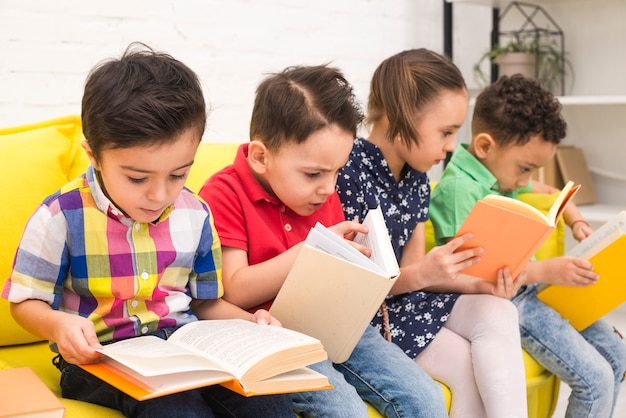 Grupo de niños leyendo libros