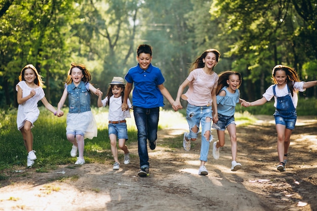 Grupo de niños en el parque