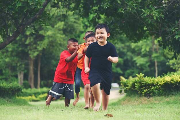 Grupo de niños pequeños corriendo y jugando en el parque