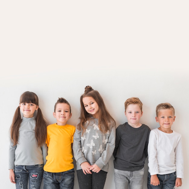 Grupo de niños posando juntos