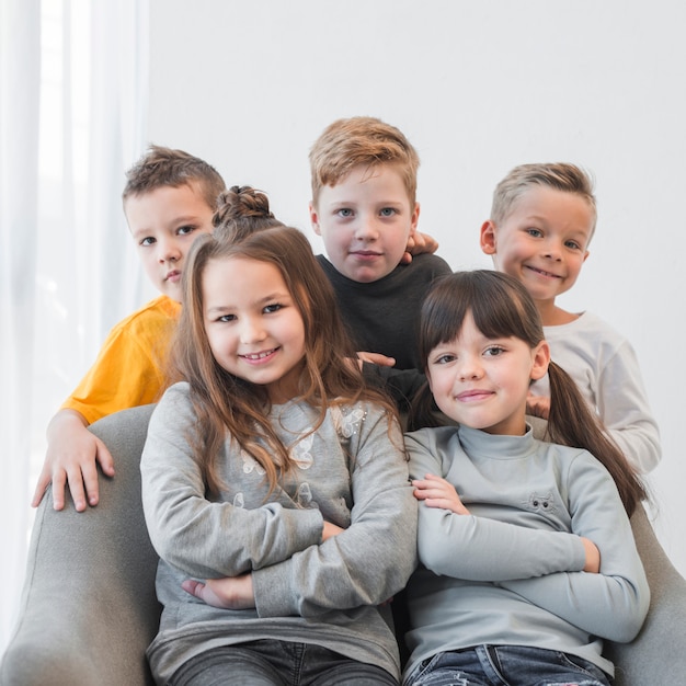 Foto gratuita grupo de niños posando juntos