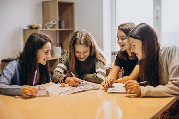 Grupo de niños que estudian en la escuela.